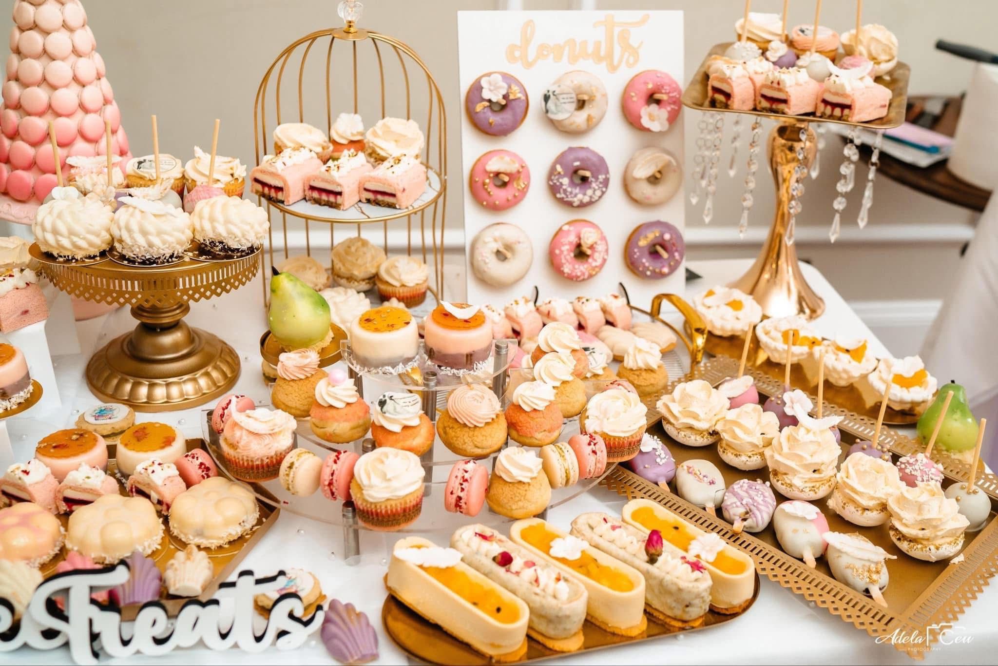 Candy bar elegant cu prăjituri artizanale, realizate din ingrediente naturale