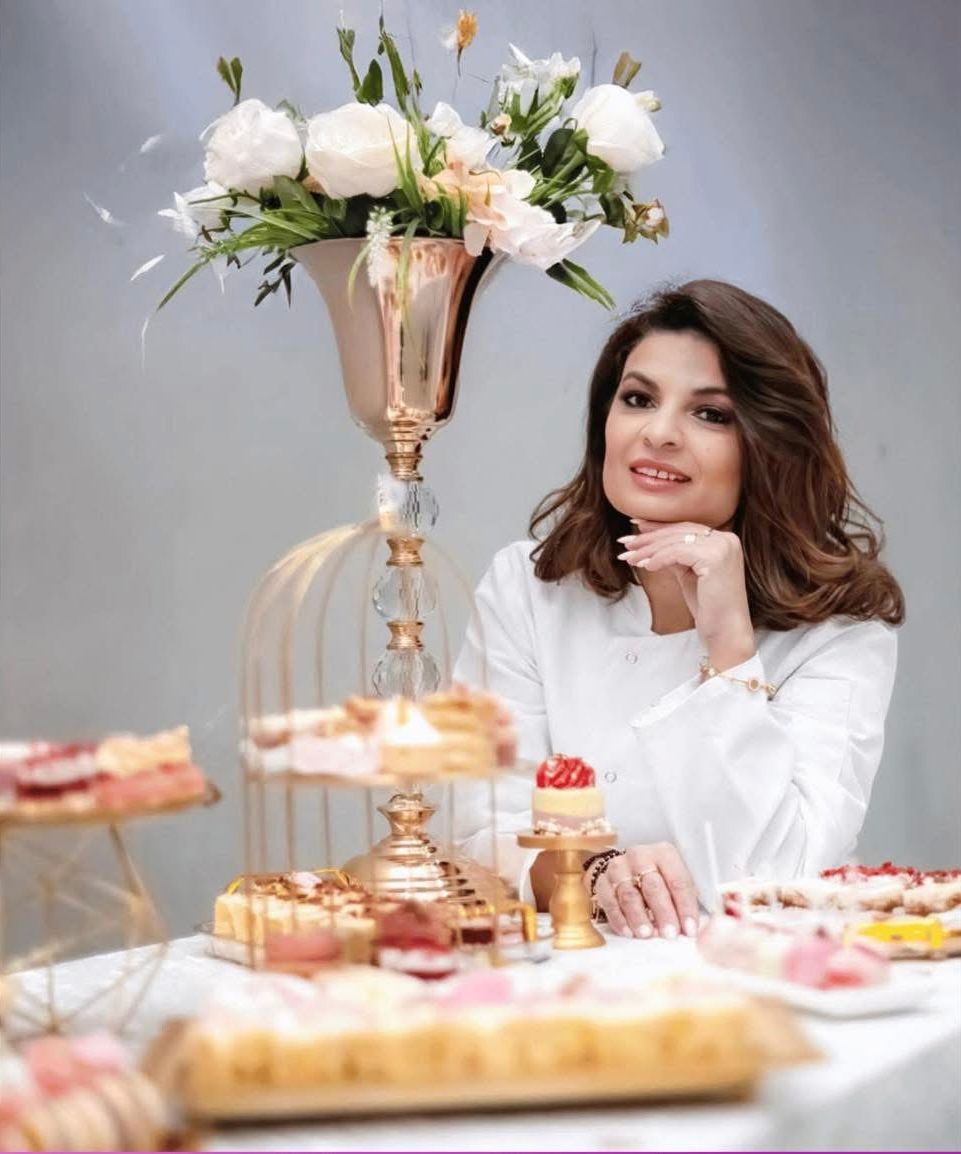 Lory, cofetar artizan, alături de o selecție de deserturi artizanale