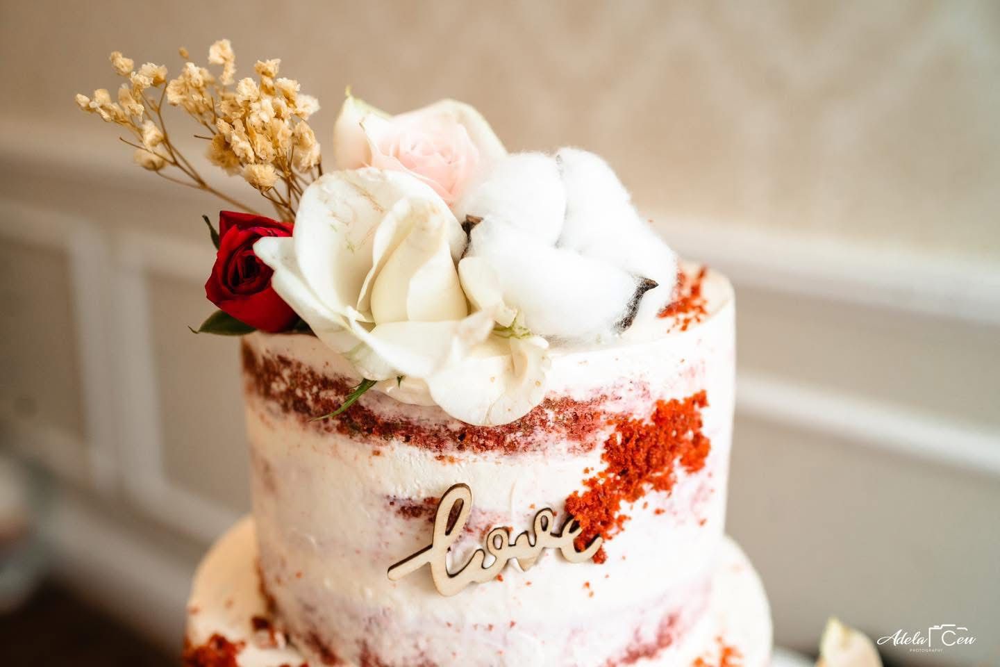 Tort red velvet semi-naked cu flori naturale și decor romantic